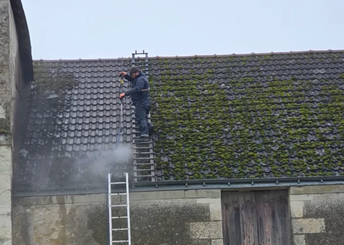 Nettoyage extérieur réalisé sur une toiture ou une façade